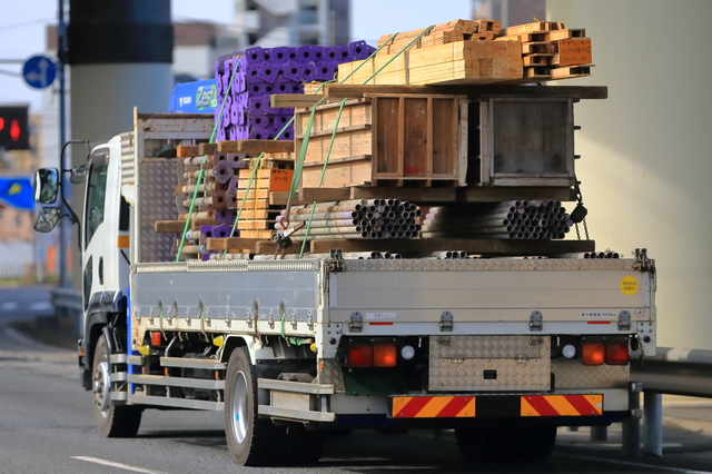 富士周辺 一般貨物運送許可　制限外積載許可を得た貨物運送車の運行状況の写真