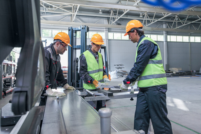 外国人労働者の工場の作業状況